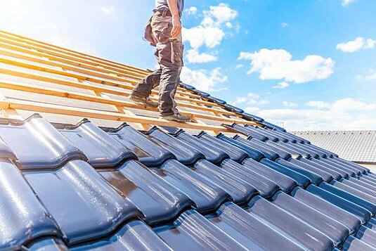 hausbau-haus-bauen-eigenleistung-handwerker-dach-02