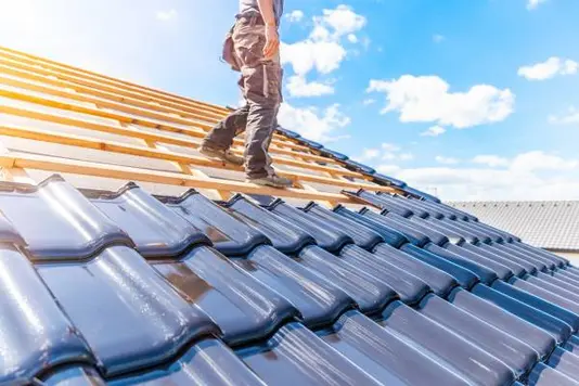 hausbau-haus-bauen-eigenleistung-handwerker-dach-02