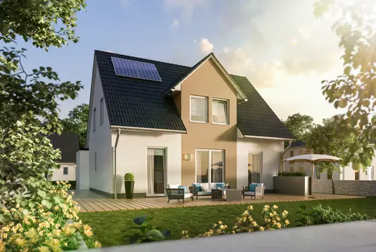 Flair 125 - Familienhaus Modernes Einfamilienhaus mit Satteldach, großer Holzterrasse, Gartenmöbeln und Solarpanelen auf dem Dach bei Sonnenuntergang.