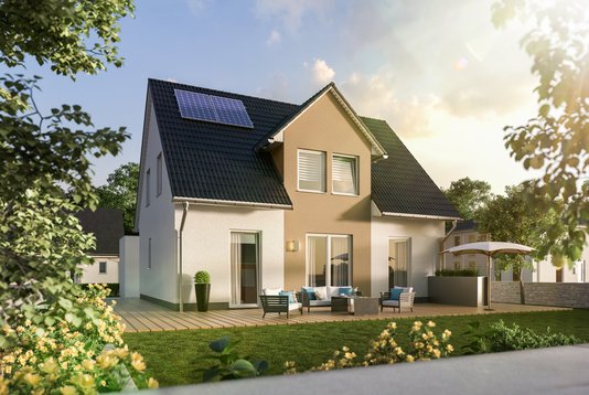 Modernes Einfamilienhaus mit Satteldach, großer Holzterrasse, Gartenmöbeln und Solarpanelen auf dem Dach bei Sonnenuntergang.