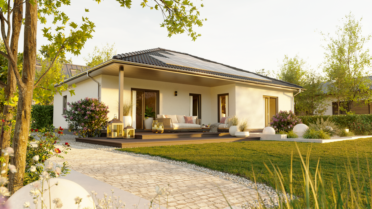 Der Winkelbungalow 108 zeigt eine moderne Gartenansicht mit Terrasse und bietet komfortables Wohnen auf einer Ebene im Ortenaukreis